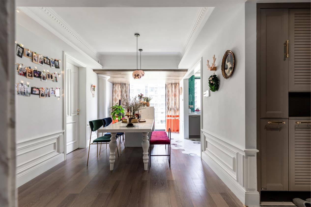 124㎡“色”的魅力，客廳墻變畫廊，留學夫妻的新婚房！	