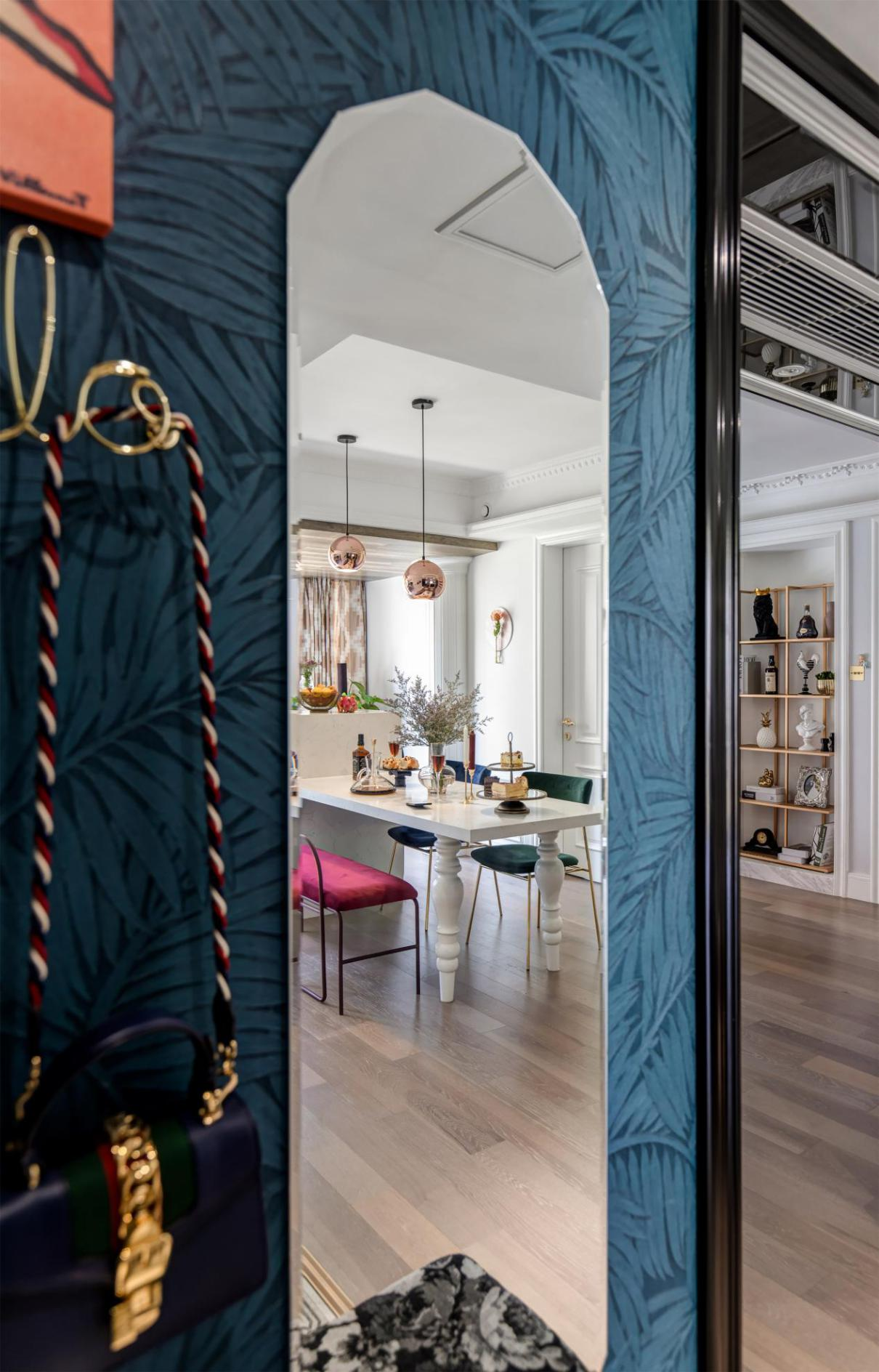 124㎡“色”的魅力，客廳墻變畫廊，留學夫妻的新婚房！	