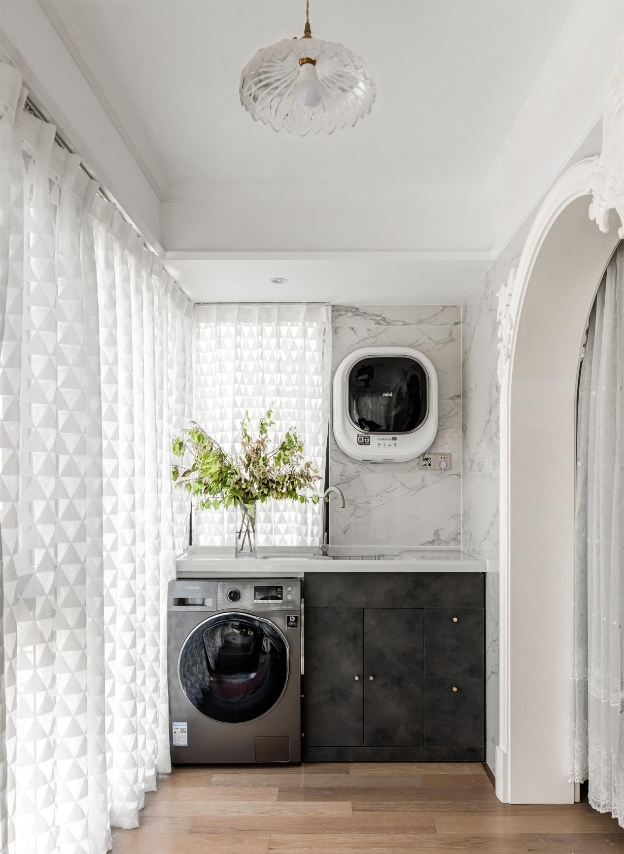 124㎡“色”的魅力，客廳墻變畫廊，留學夫妻的新婚房！	