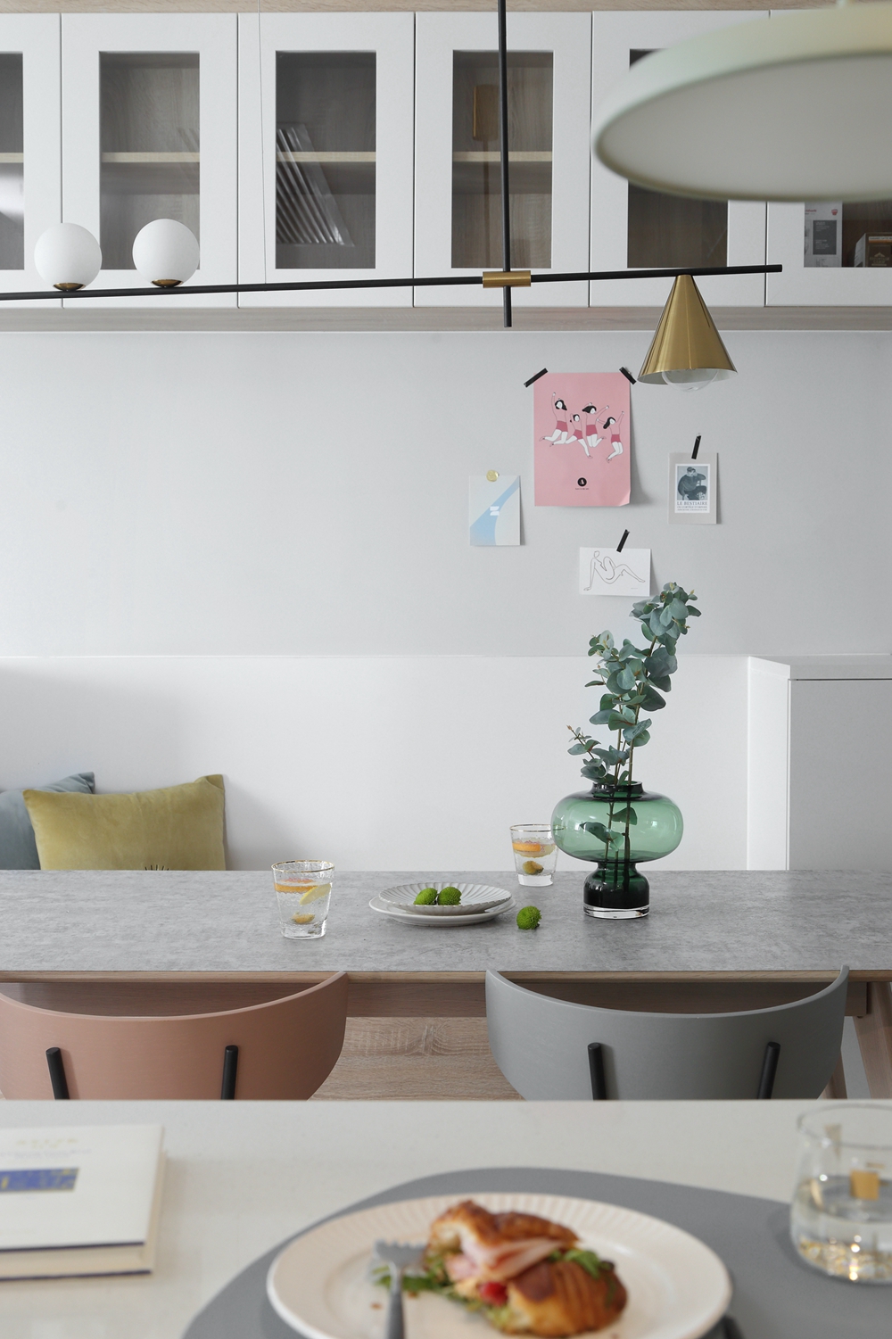 客廳變成“朋友圈”，取消電視后，我的婚房寬敞了一倍！