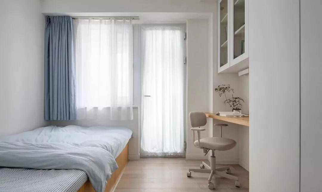 有娃之家這樣裝，定制墻柜連接餐廳卡座，住十年都沒(méi)雜物！