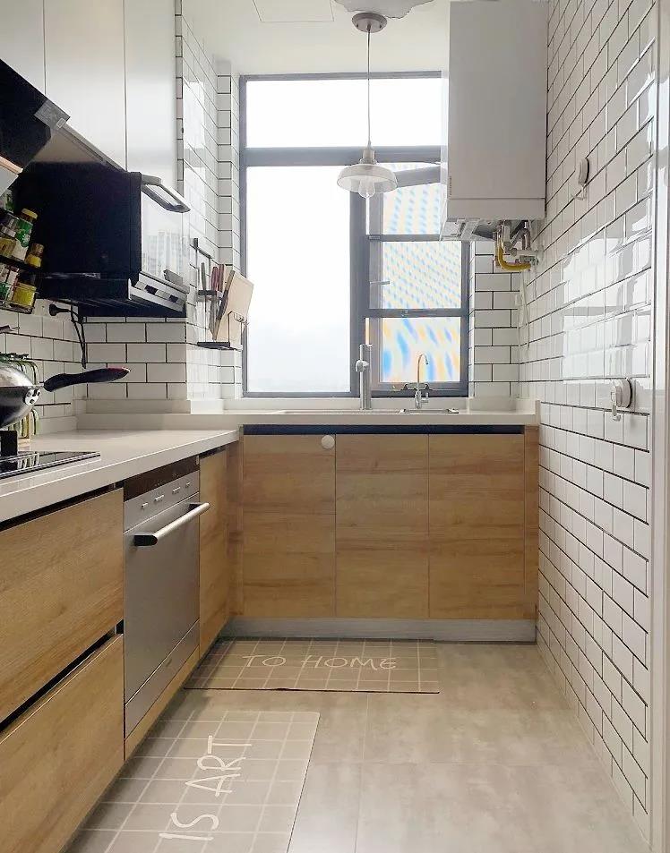 有娃之家這樣裝，定制墻柜連接餐廳卡座，住十年都沒(méi)雜物！