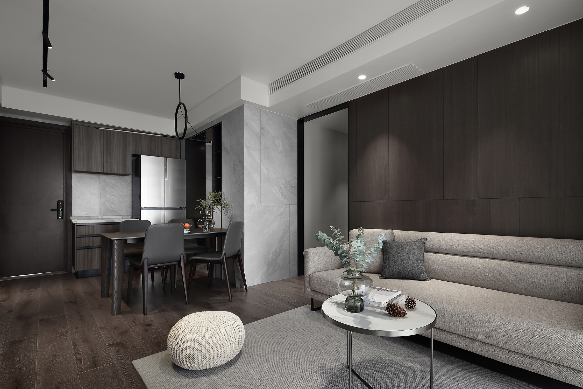 現(xiàn)代輕奢小三居，黑灰色調(diào)由簡入繁，滿足帶娃夫婦所有需求