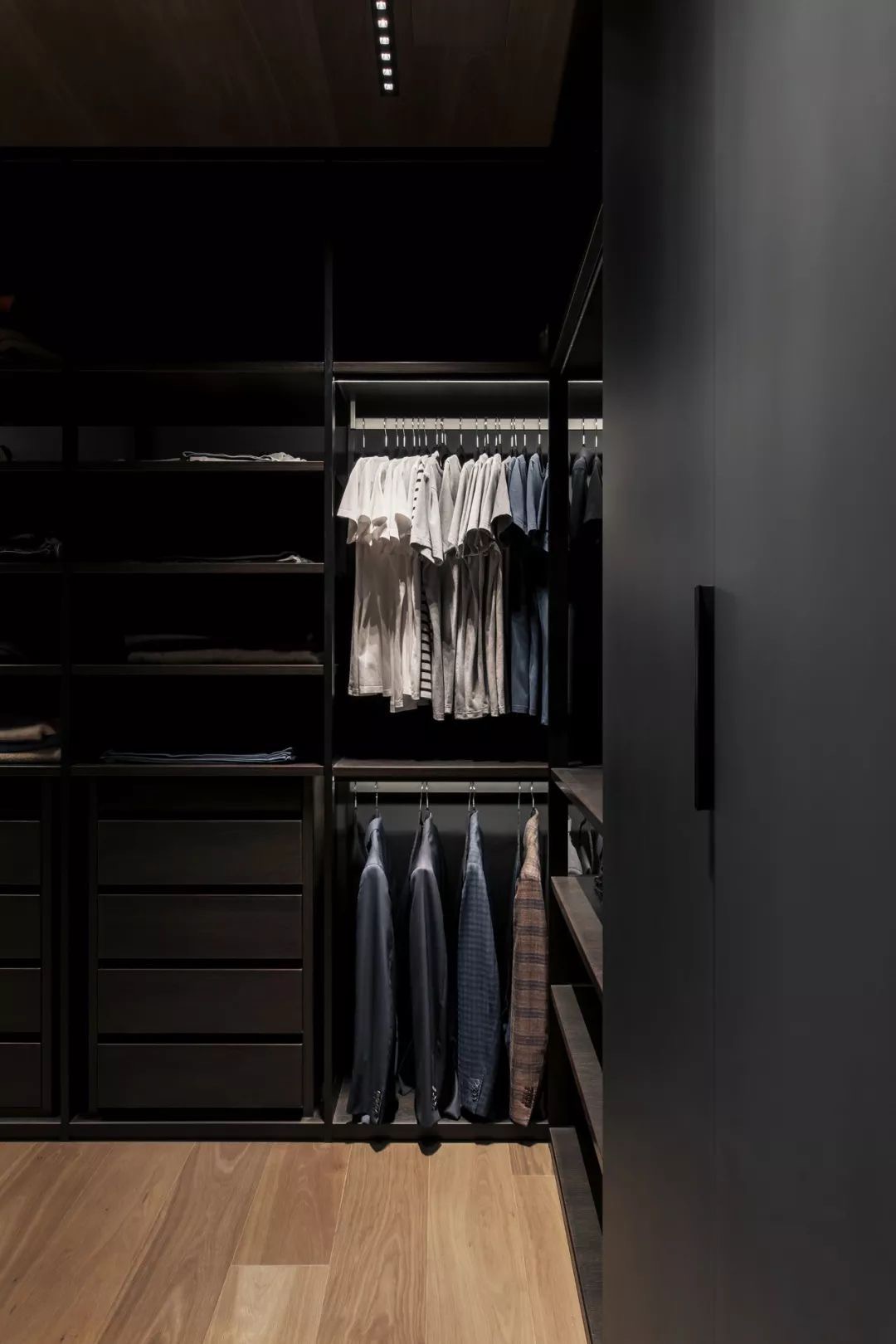 島臺廚房+衣帽間，這個143㎡現代工業風三居室可不簡單