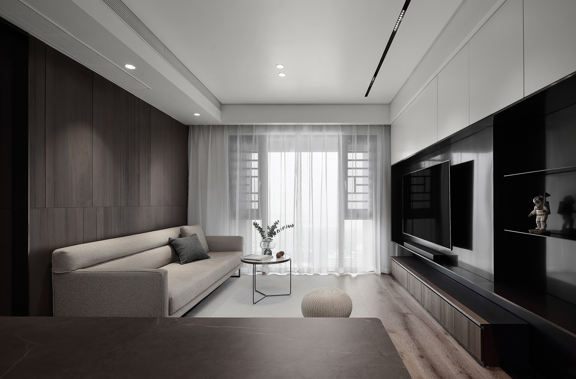 現(xiàn)代輕奢小三居，黑灰色調(diào)由簡入繁，滿足帶娃夫婦所有需求