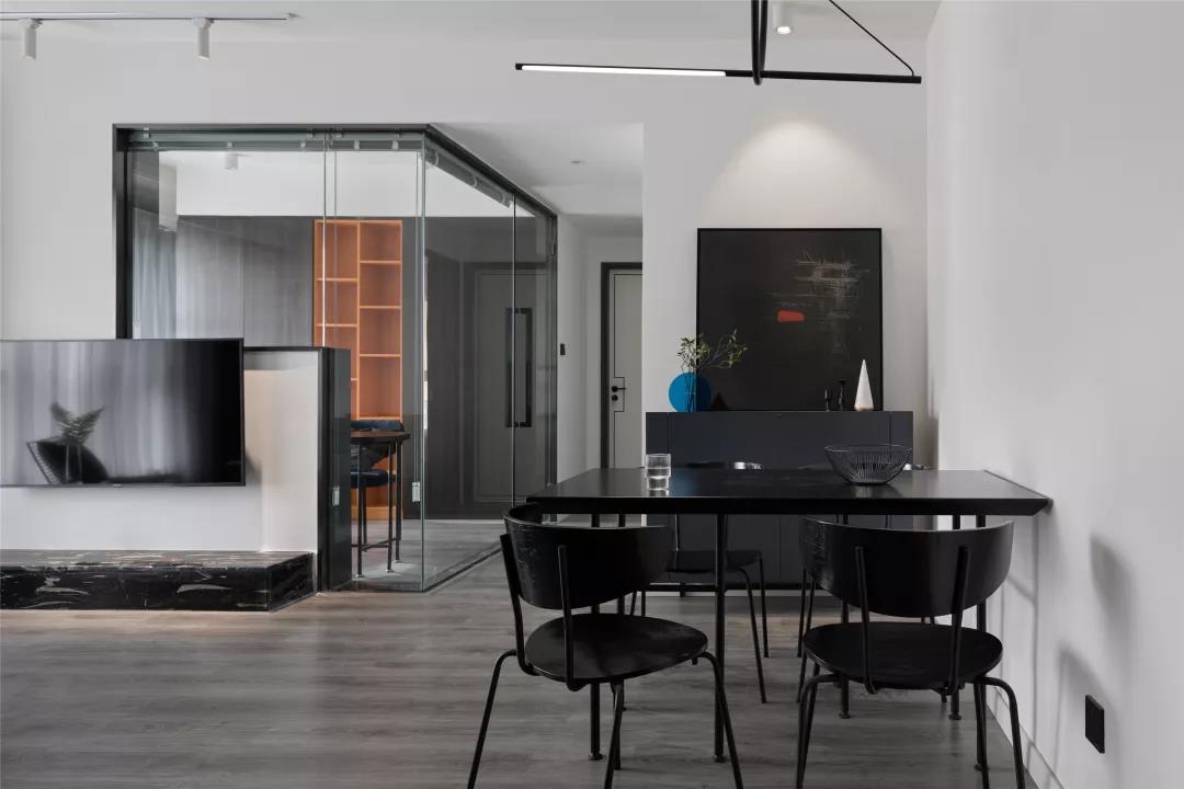 深圳夫妻買(mǎi)下97㎡老房，客廳隔出書(shū)房，不砸墻也能大變樣