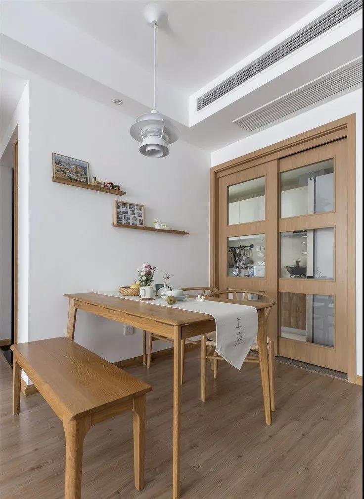 原木風+北歐綠植，魔都夫妻93㎡小二居用心規劃，越住越大