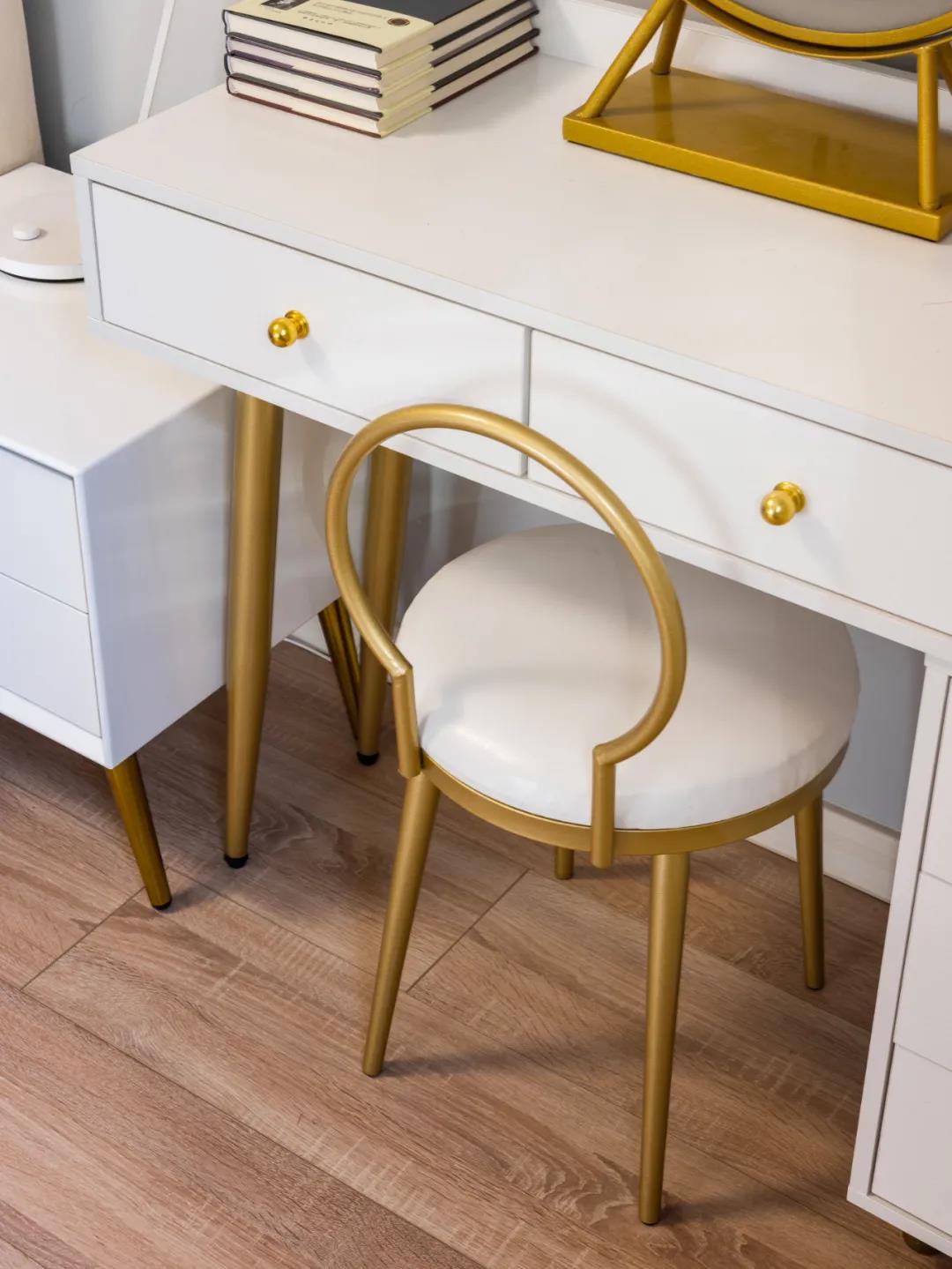 80㎡九十年代老房裝修，主臥變多功能大客廳，“整容級(jí)”改造超驚艷！	